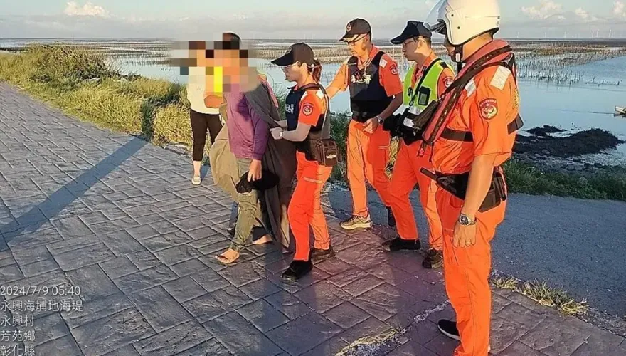 彰化男「攀附蚵架」受困失溫！彰化海巡警消聯手救援