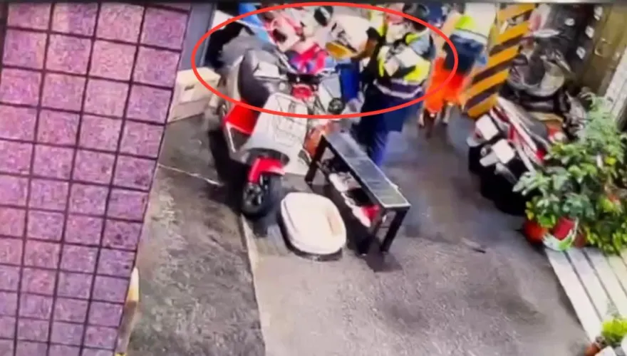 快訊/送醫畫面曝！三重男殺妻帶子輕生亡　鄰居驚：才看到她滿身是血被抬出