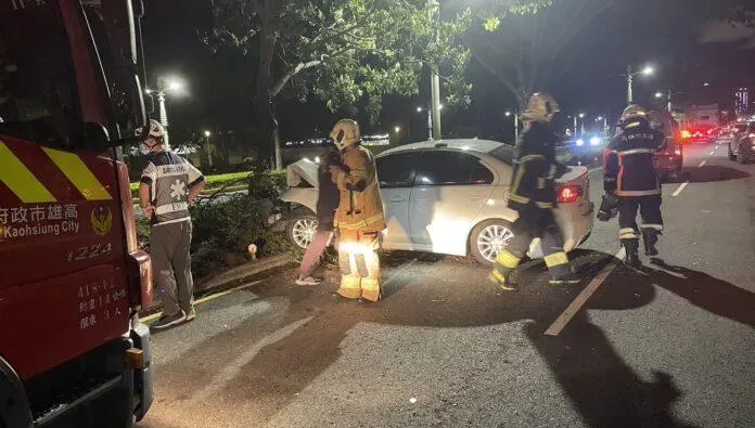 快訊/這下玄了！高雄自小客自撞分隔島　警消到場「駕駛離奇消失」