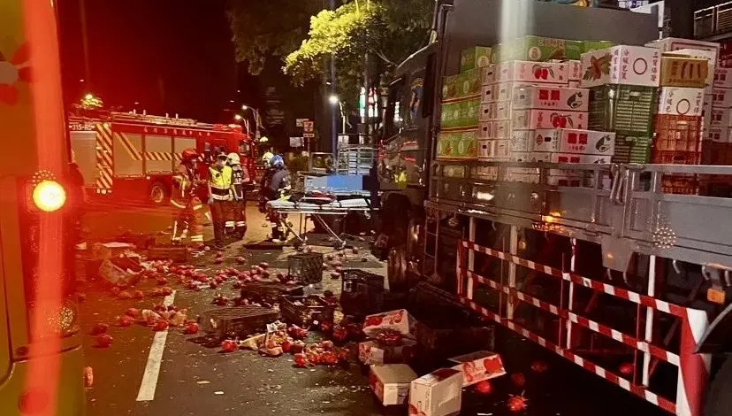 快訊/現場慘況曝！新北五股公車撞路邊2貨車　3人受傷送醫