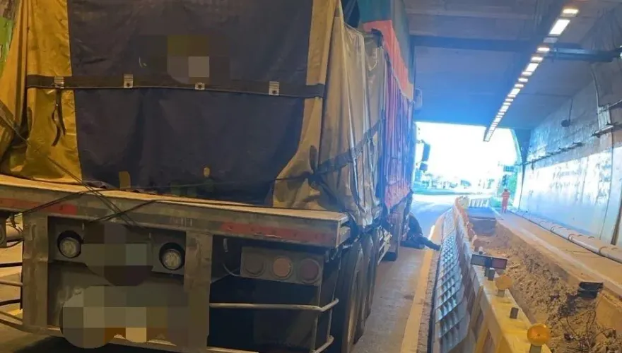 快訊/整個堵死！大車拋錨慘卡中仁隧道口　用路人請及早改道台9丁