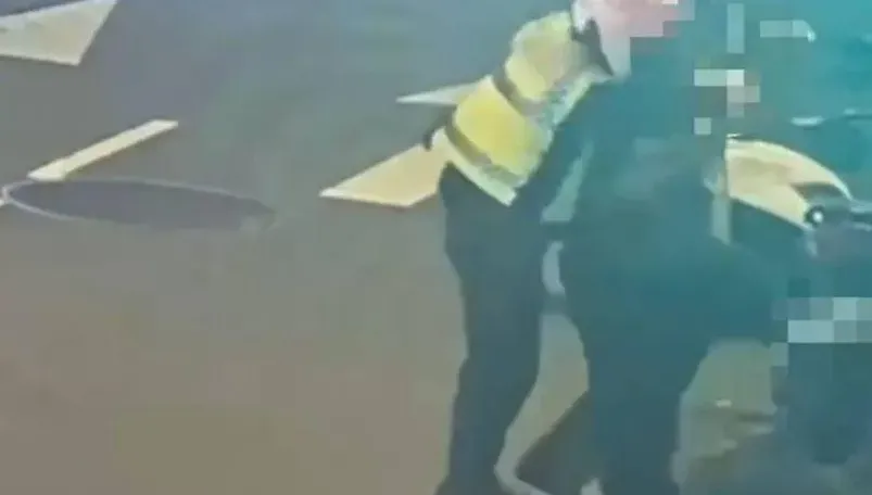 影/不要命！南港毒蟲被攔查　先偷丟海洛因再撿起「整包吞下」警嚇壞