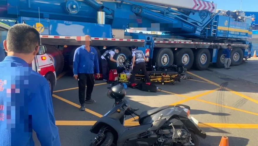 快訊/高雄梓官嚴重車禍！台17線騎士連人帶車撞進吊車底　重傷搶命中