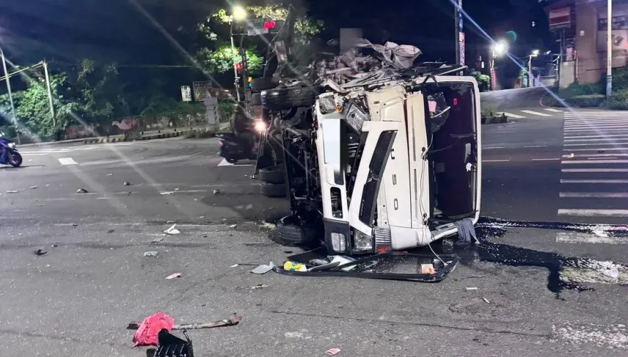 影/淡水毒蟲酒駕撞車糗「掉裝備」！高速擦撞翻覆「閃火花」　還掉出愷他命