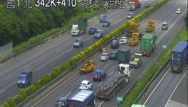 快訊/國1高科路段北上連環撞！6小客車卡路中央　1女受傷送醫