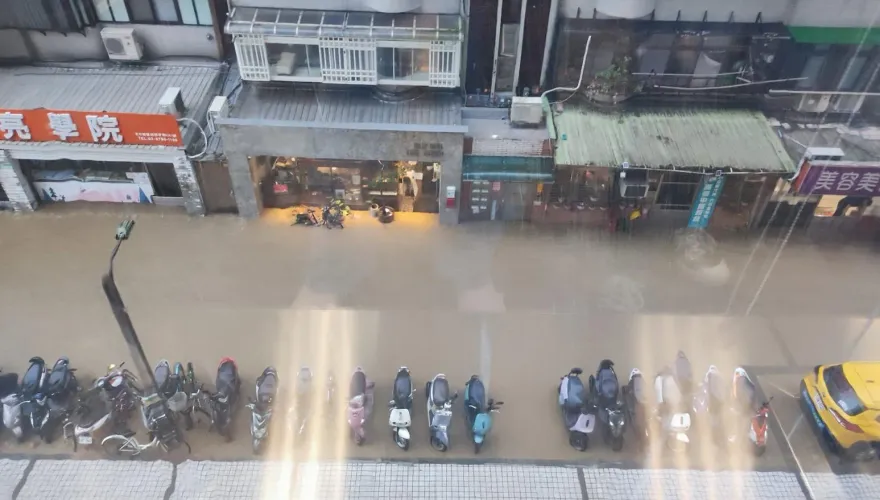 快訊/暴雨狂炸「國家警報大響」！北市4雨量測站破百　災害應變中心二級開設