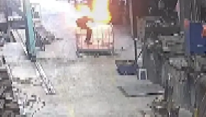 影/慎入！攪拌油漆突爆火球　他被炸飛「全身著火」重摔落地