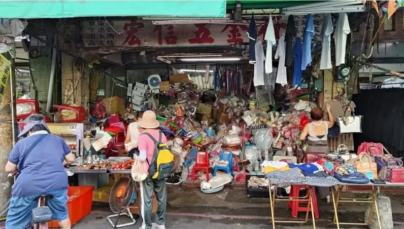 五金行「垃圾山」奇景！貨堆到騎樓　網：花30元看老闆表演一次