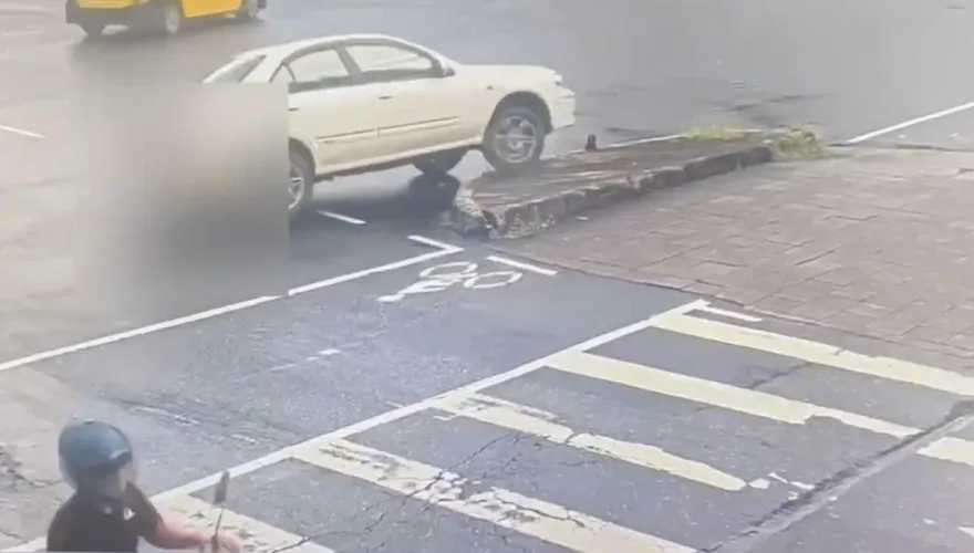 影/北市三寶車自撞騎上分隔島　輪胎空轉車輛受困超囧畫面曝光