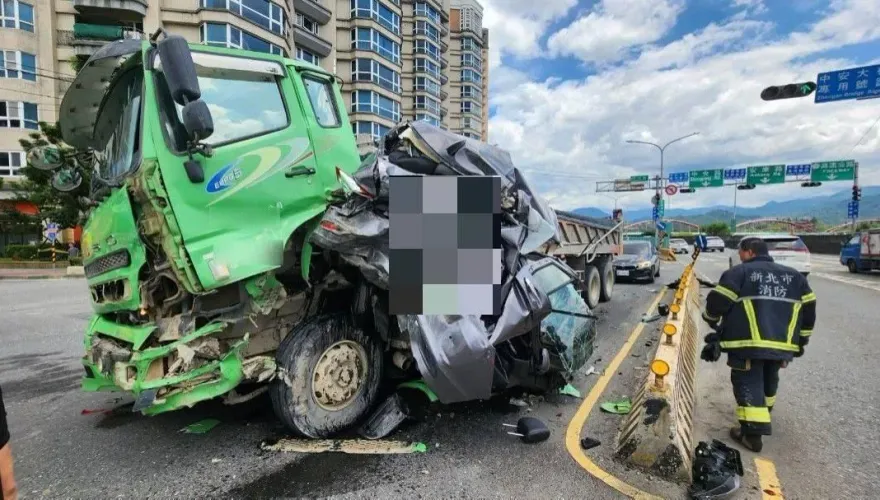 影/閻王拒收！新店環河路小車遭砂石車擠成廢鐵　男自己爬出來