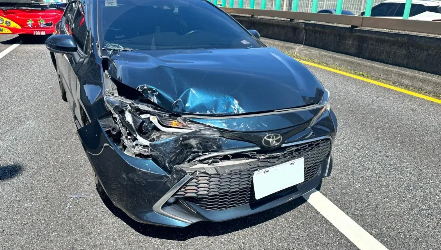 快訊/顏若芳嚴重車禍！民進黨美女議員Toyota座車遭遊覽車追撞　車尾全毀畫面曝