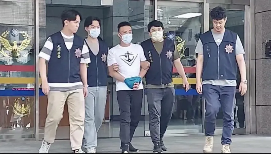 快訊/吳明達三溫暖門口遭埋伏槍擊　槍手移送地檢署正面曝光