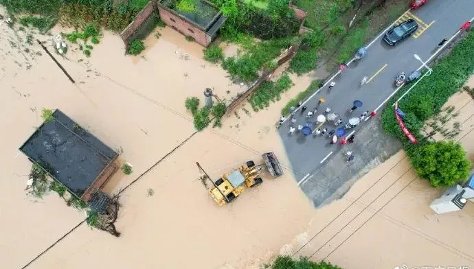 影/破紀錄暴雨襲重慶釀6死！山體滑坡沖毀房屋　3男「河邊釣魚」遭沖走