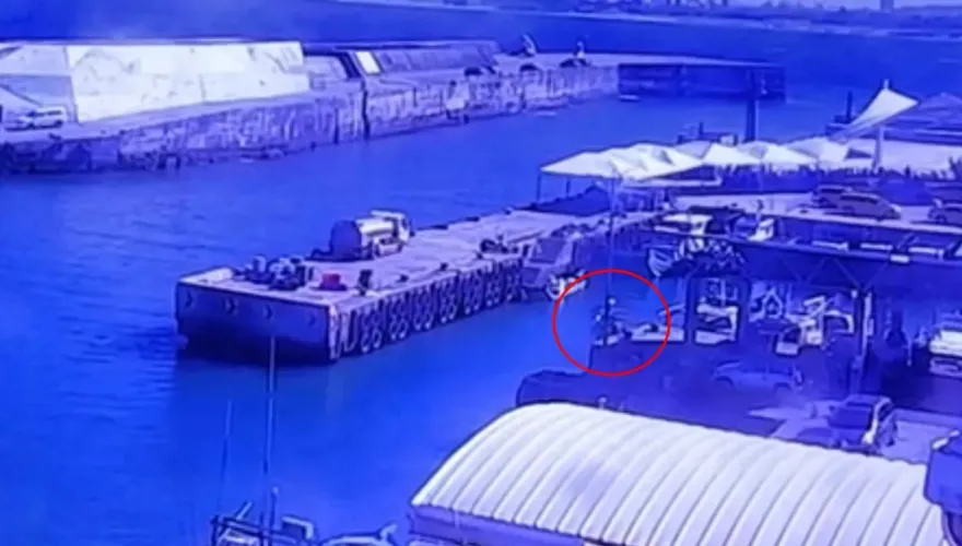 影/7旬男騎電動車衝入富岡漁港！海巡救起命危送醫　落海驚悚瞬間曝