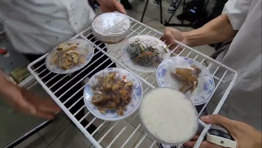 寧可吃麵包？桃監首夜便當「炒空心菜」鄭文燦喊吃不下　PTT揪貓膩：殺人誅心