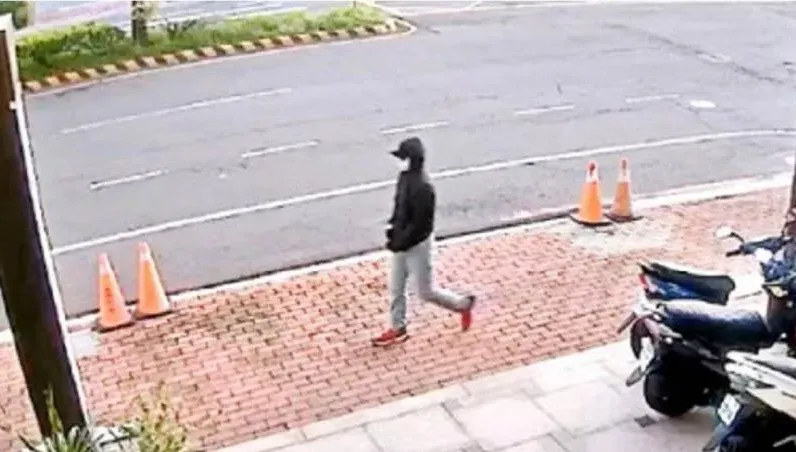 快訊/林士傑遭槍殺重大突破！疑槍手「口罩男」高雄落網　警帶回台南偵辦中