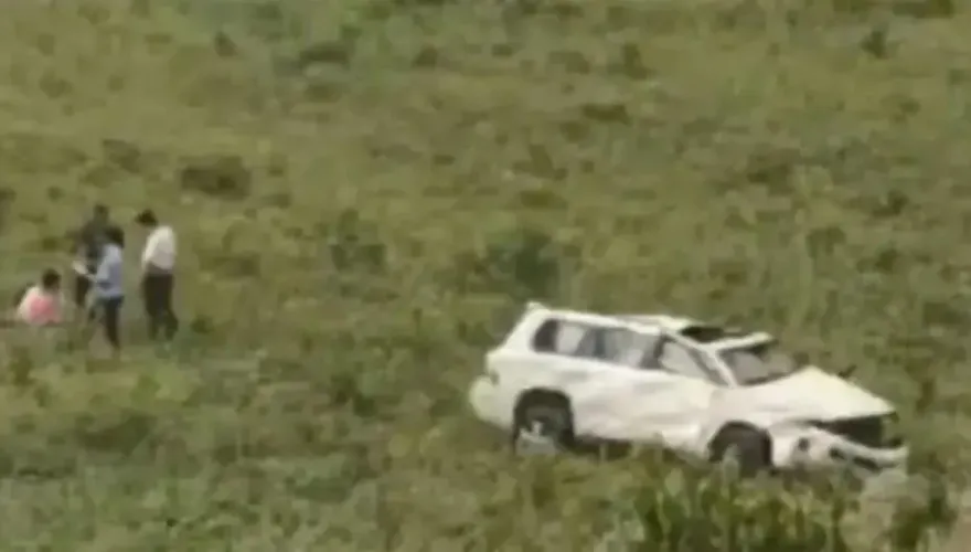 影/車頭開裂、擋風玻璃全碎！休旅車側翻滾下山致3死4傷　網傳係非法載客