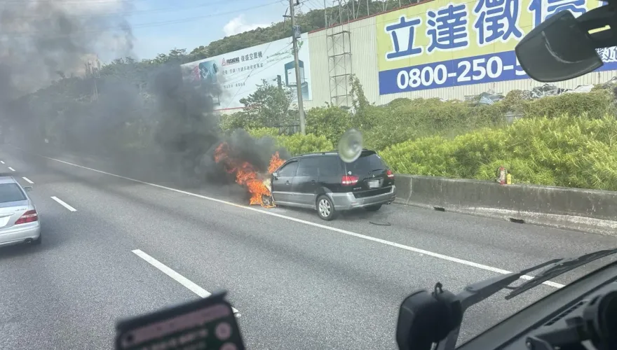 快訊/天熱自燃？國1南向76K湖口段驚傳火燒車　休旅車傷亡數待釐清