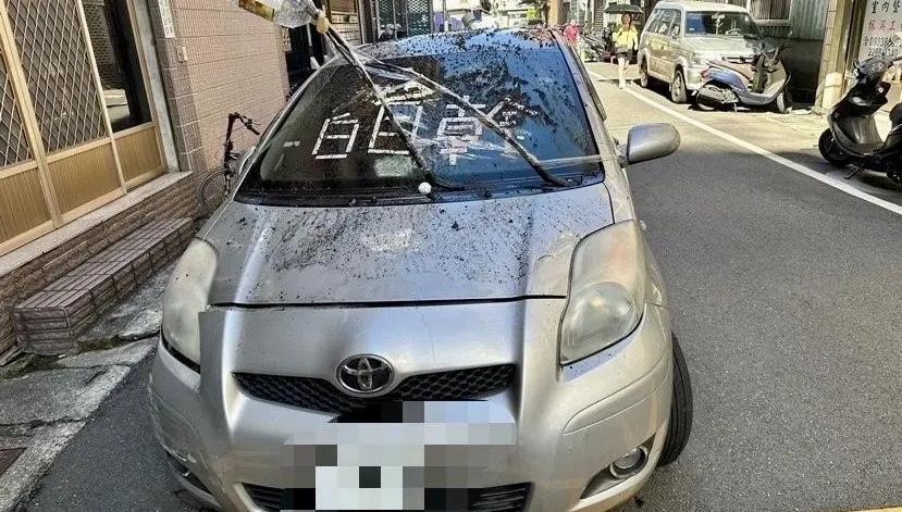 影/愛車遭嚴重破壞貼「白目」字眼　小資女傻眼報案警查出暴怒男送辦