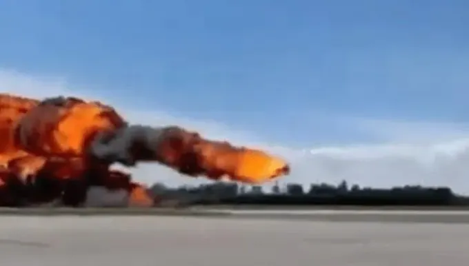 影/波蘭空軍教練機失事！彩排飛行時90度角撞地面　炸出巨大火球驚悚瞬間曝