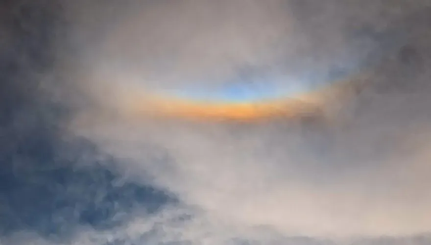 不是彩虹！天空高掛「微笑雲彩」罕見奇景　鄭明典親揭謎底