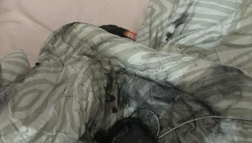 影/行動電源突起火「床燒出黑洞」！媽媽驚醒抱兒逃出　嚇喊：不敢再用了