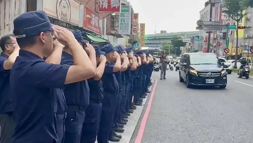 快訊/鼻酸！殉職警黃瑋震遺體車隊繞行分局　所長喊完「任務結束」下起大雨