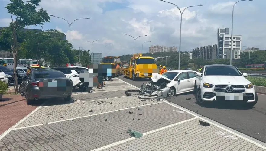 快訊/楊梅休息站轎車不明暴衝　5車毀零件散一地、2傷
