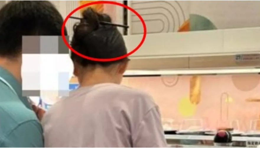 妹子慘了！吃爭鮮「筷子當髮簪」　業者：有損商譽考慮追究