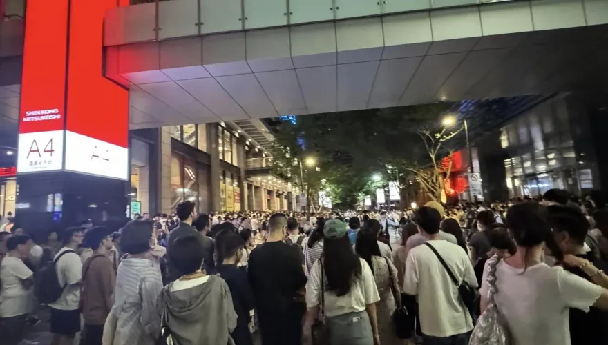 信義區香堤大道深夜「大縱酒」快閃！人擠成沙丁魚「山上都聽到聲音」
