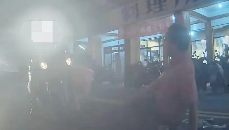 影/北市信義區低頭伯遭撞「手上鈔票噴飛」 網虧：真實版GTA爆金幣