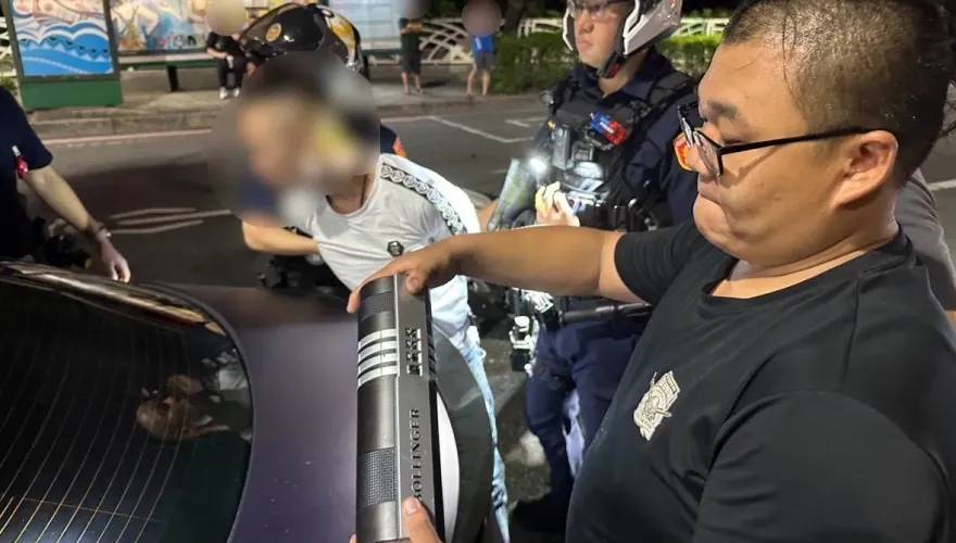 影/開罰單意外收穫車手！新莊右轉未打燈　警追車破窗搜出毒