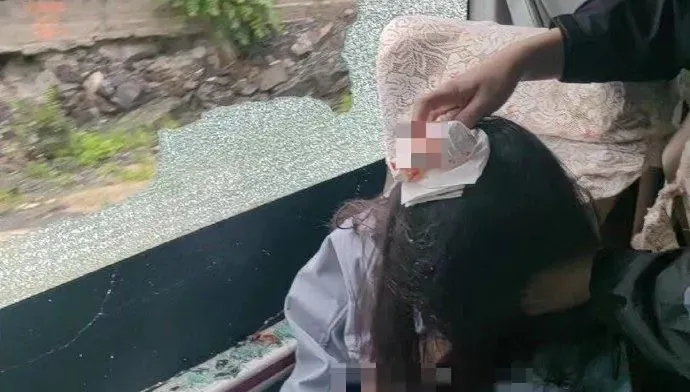 影/轟！「比人頭還大」飛石撞穿旅遊大巴車窗　女遊客遭擊中「頭破血流」