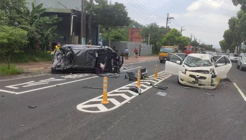 快訊/龜山3車追撞！轎車車頂遭撞扁釀1死5傷　驚悚瞬間曝光