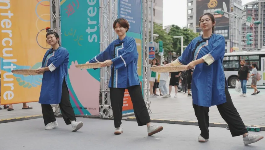「Young Young」都來玩街頭！　板橋府後廣場吹起異國風