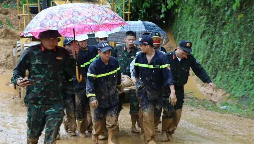 影/慘遭活埋！越南暴雨引發土石流致11死　倖存者：拼命刨土保持呼吸