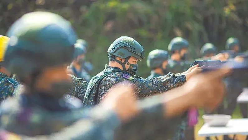 海軍陸戰隊遺失手槍「集資買玩具槍放械庫混充」　指揮官、營長遭懲戒休職6月