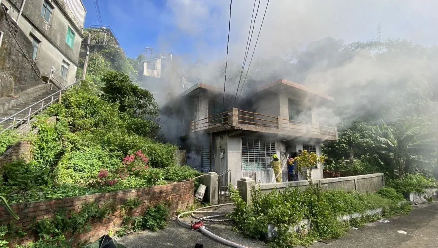 快訊/基隆獨棟民宅火警！　1、2樓「全面燃燒」警消急撲滅