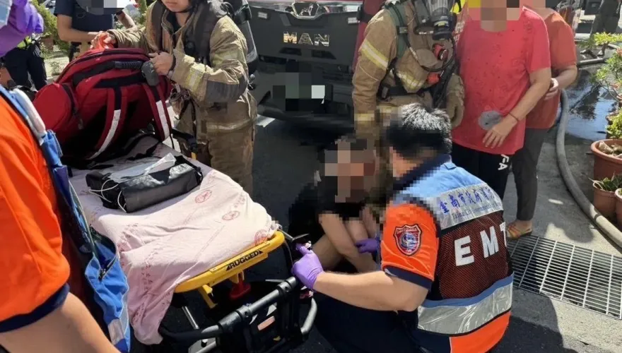 快訊/台南安定4樓高民宅大火！疑充電器燃燒起火　婦人一度受困