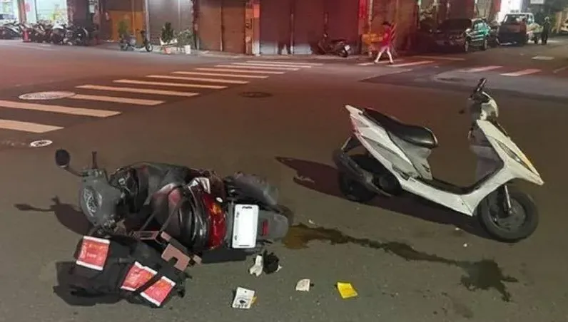 跟麥當勞外送車相撞！警好心幫移車狂被拒　前置物箱秒被搜出海洛因