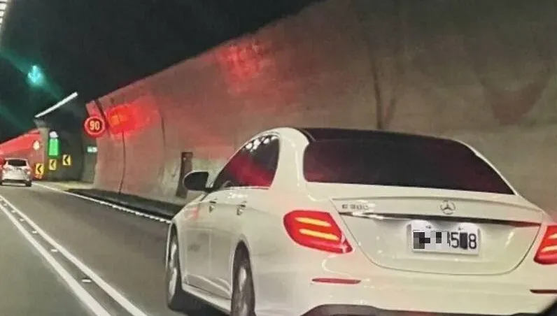 影/雪隧驚見「蓋牌賓士」！正義哥報警跟20公里「還下交流道」　未見警蹤影