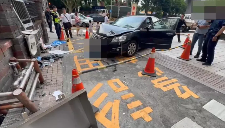 快訊/新北三峽恩主公醫院前嚴重車禍　孕婦駕車暴衝2行人1命危1受傷