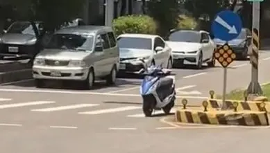 太誇張！騎士停等紅燈棄車躲樹蔭乘涼　最高罰3萬6