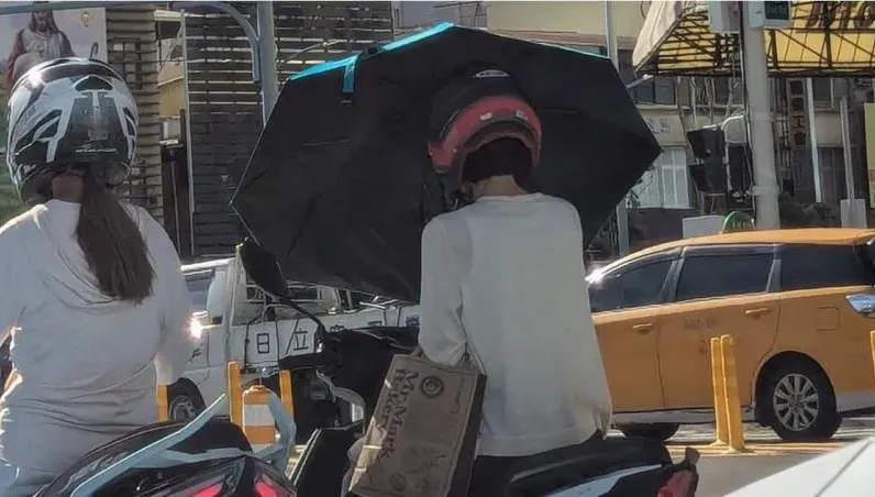 天氣熱得如烤番薯！高雄女騎士「自備法寶」遮陽　網嘆：沒妨礙別人