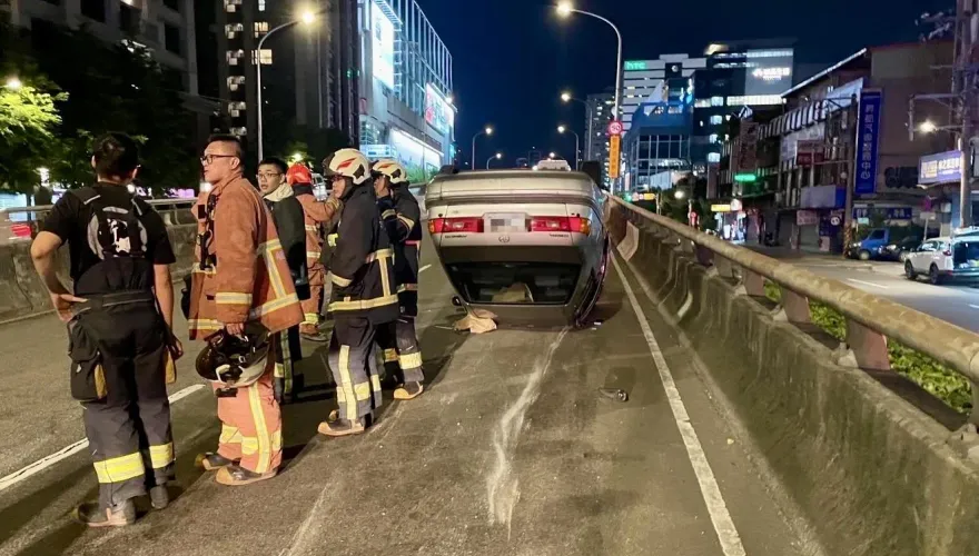 快訊/新北新店自小客自撞翻車　駕駛40歲男受傷送醫