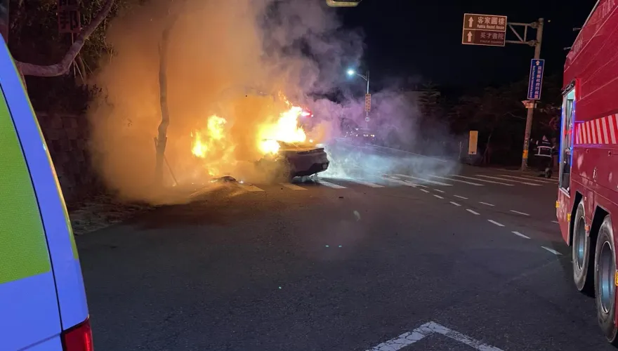 影/瞬間爆炸畫面曝！苗栗3車追撞起火　保時捷轎跑「燒光報廢」