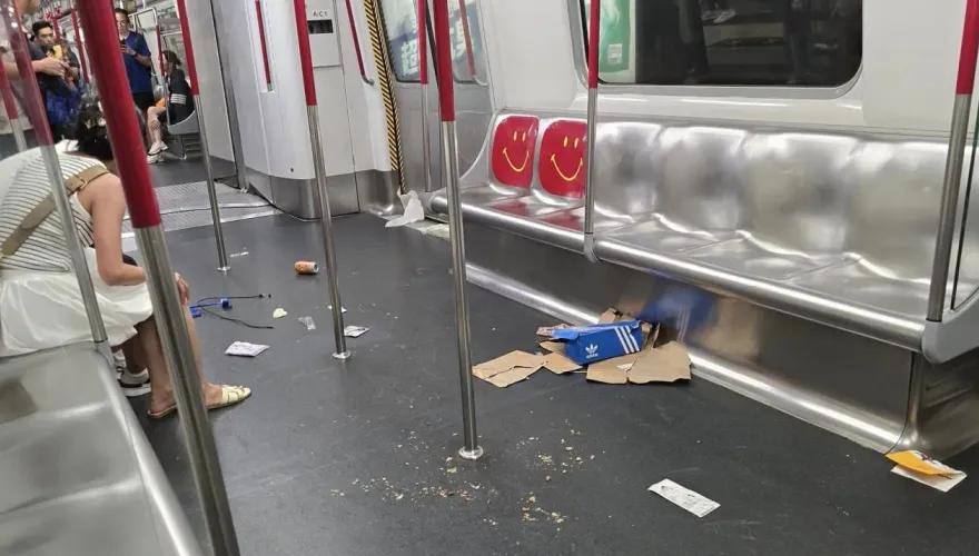 港版《屍速列車》驚悚直擊！地鐵車廂內「男子咬自己手」數十乘客尖叫逃命