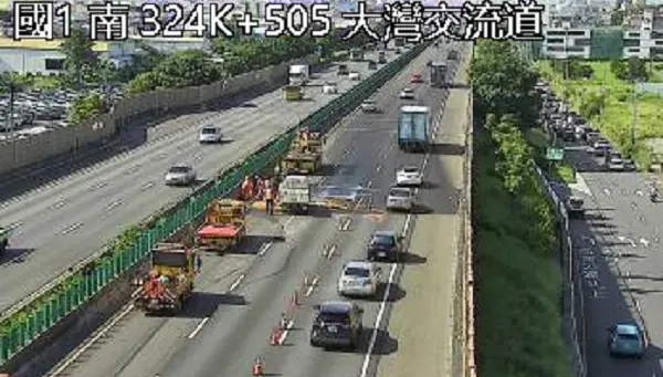 快訊/上班注意！國1大灣段連環車禍「小貨車翻覆」　占用2車道現場塞爆