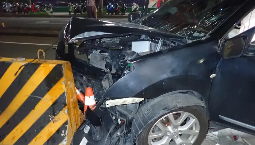 快訊/台中死亡車禍！自撞快車道紐澤西護欄「車頭全毀」男駕駛送醫不治