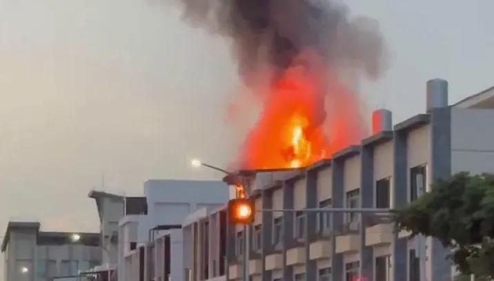 影/高鐵雲林站軌道附近「民宅頂樓全面燃燒」！險阻高鐵行駛幸「風向不對」